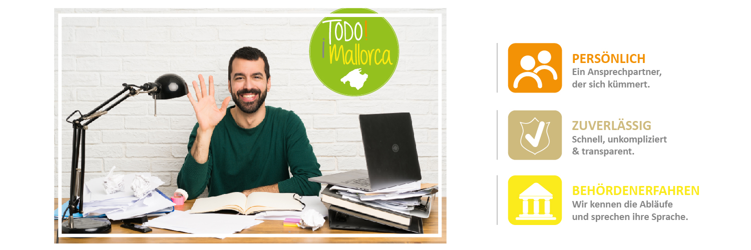 Smiling man sits at a cluttered desk with a microphone, papers, and a laptop, Todo Mallorca logo visible above. This conveys a friendly, informational workspace promotional image.